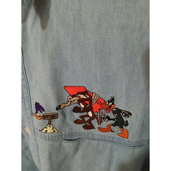 Mens Denim Shirt M Warner Bros Taz Road Runner Bugs Bunny Wylie Coyote Daffy - Picture 4 of 6